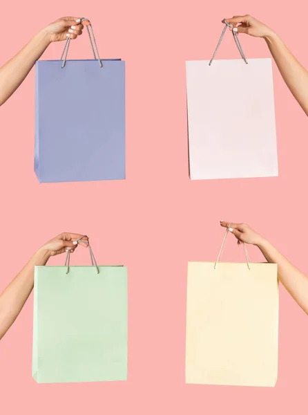 Молодий покупець тримає паперові сумки пастельних кольорів на рожевому тлі, крупним планом. Колаж з порожнім простором — стокове фото