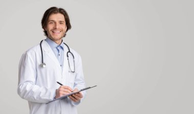 Sağlık sigortası. Dostane Doktor 'un portresi. Elinde tıbbi dosya var.