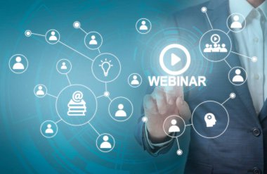 Parlak eğitim ağı simgeleri ve WEBINAR sözcüğünü şeffaf ekranda iten iş adamı kolajı