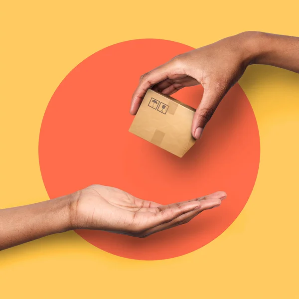 Concepto logístico. Collage con el repartidor afroamericano dando paquete al cliente sobre fondo naranja, de cerca — Foto de Stock