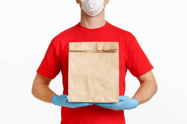 Paketin korunması. Kurye paketi dikkatlice tutar