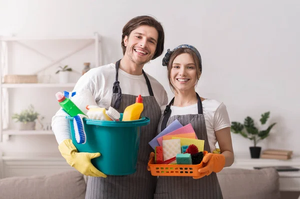 Services de conciergerie. Portrait De Nettoyeurs Professionnels Avec Fournitures De Ménage Dans Les Mains — Photo