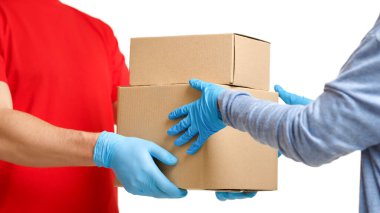 Eve hızlı teslimat. Kurye beyaz arkaplanda izole edilmiş paketler verir