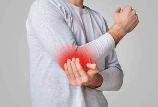 Αθλητικά τραύματα. Άνθρωπος που υποφέρει από πόνο στον αγκώνα — Φωτογραφία Αρχείου