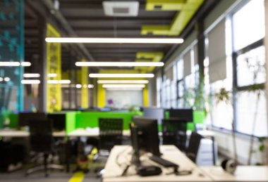 Çatı katı tarzında bulanık bir ofis. İşçi yok.
