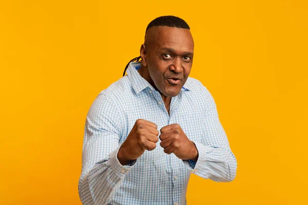 Volwassen afrikaanse amerikaanse man met gevecht gebaar — Stockfoto