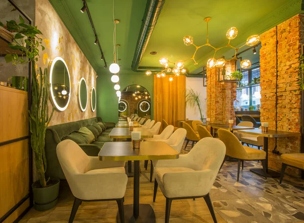 Sala espaçosa em restaurante ou café com móveis de madeira e paredes de tijolos vermelhos — Fotografia de Stock