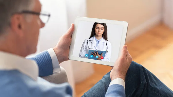 Man having video chat with doctor on tablet at home — Stock Photo, Image