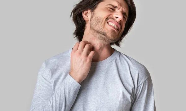 Allergy rash. Man suffering from itching on skin and scratching throat — Stock Photo, Image
