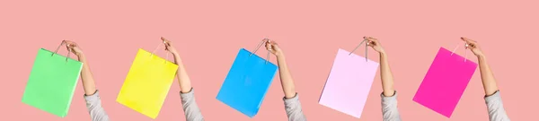 Collage con giovane consumatore che mostra borse della spesa su sfondo a colori, mockup per il design. Panorama — Foto Stock