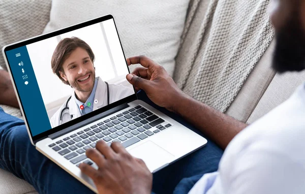 Consultoria Médica Online. Homem irreconhecível tendo vídeo chamada com seu médico — Fotografia de Stock