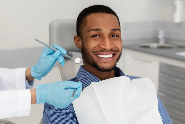 Vidám afrikai fickó a fogorvosi székben, ellátogat a modern klinikára — Stock Fotó