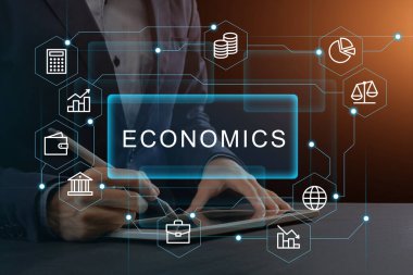 Takım elbiseli adam tablete soyut simgelerin etrafında yazıyor.