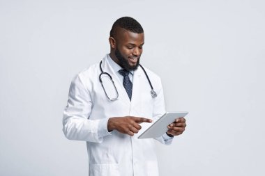 Modern Afrikalı tıp doktoru dijital tablet kullanıyor