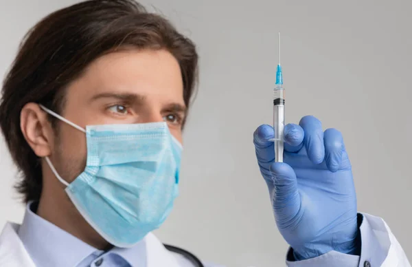 Concept de vaccination obligatoire. Gros plan du médecin masculin tenant la seringue avec le vaccin — Photo