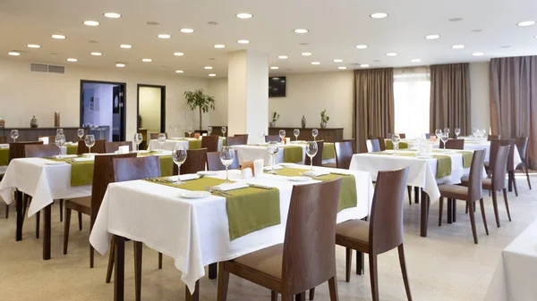 Otelin içindeki restoranda. Kahverengi ve yeşil tasarım — Stok fotoğraf