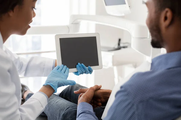 Κοντινό πλάνο του οδοντίατρου και του ασθενούς κοιτάζοντας λευκή οθόνη — Φωτογραφία Αρχείου