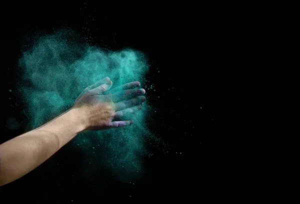 Σύννεφο στεγνό μπλε χρώμα γύρω από τα χέρια σε μαύρο φόντο — Φωτογραφία Αρχείου