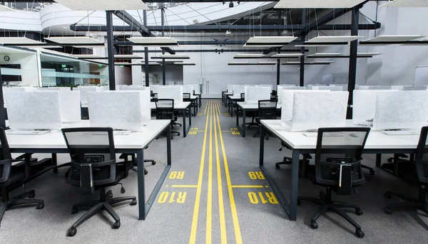 Grande escritório com computadores cobertos sem trabalhadores — Fotografia de Stock
