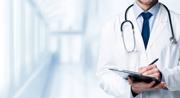 Serviços médicos de qualidade. Médico irreconhecível em uniforme tomando notas para área de transferência — Fotografia de Stock