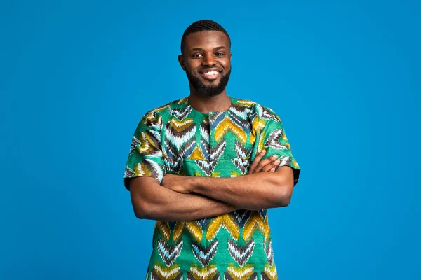 African man with traditional clothes and crossed arms — Stock Photo, Image