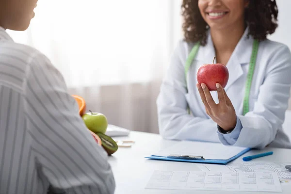Cultivado de nutricionista recomendando paciente fêmea maçã fresca — Fotografia de Stock