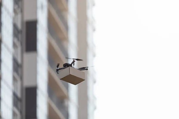 Drone entrega rápida de productos en caja de cartón a las personas —  Fotos de Stock