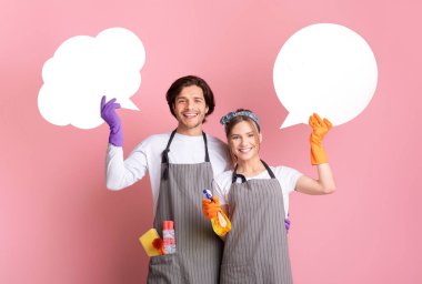Profesyonel Temizlikçi Çiftin Ellerinde Boş Konuşma Baloncukları