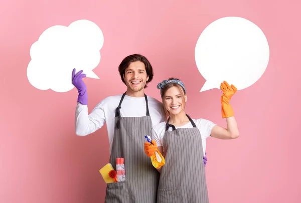 Bolle di discorso vuote nelle mani di detergenti professionali coppia — Foto Stock