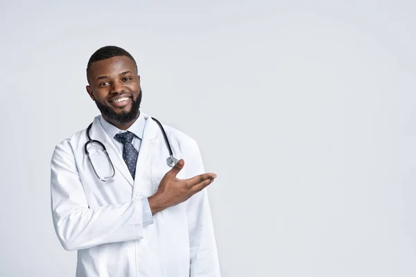 Happy african therapist pointing at empty space — Stock Photo, Image