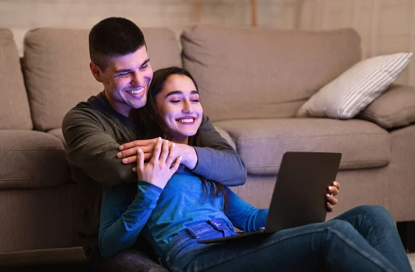 Casal deitado no chão e usando pc — Fotografia de Stock