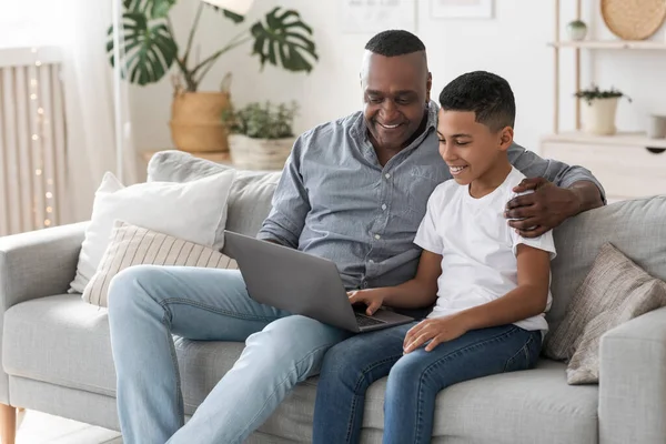 Νοιάζεται μαύρο παππού διδασκαλία Preteen εγγονός του Πώς να χρησιμοποιήσετε τον υπολογιστή — Φωτογραφία Αρχείου
