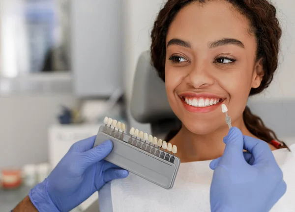 Dentista aplicando la muestra de la escala dental a los dientes del paciente — Foto de Stock