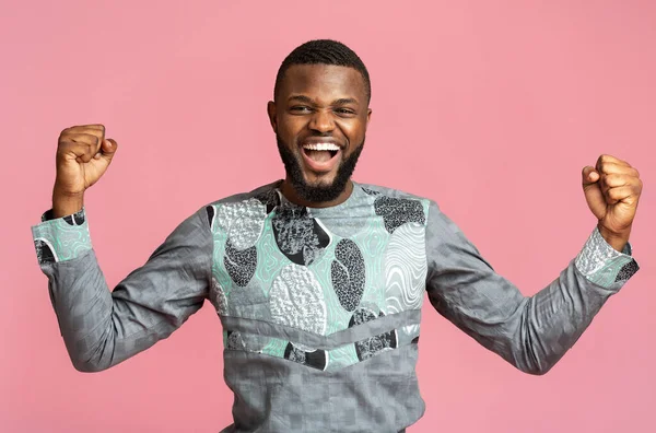 Hombre africano excitado en camisa azul tradicional gritando sobre rosa — Foto de Stock