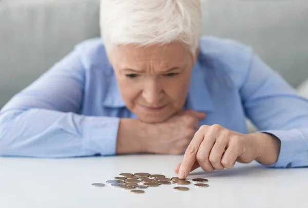 Coronacrisi e problemi finanziari. Donna anziana che conta le monete rimanenti, che soffre di povertà — Foto Stock