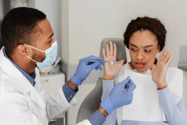 Paziente ragazza africana della clinica dentale che rifiuta di sottoporsi a trattamento — Foto Stock