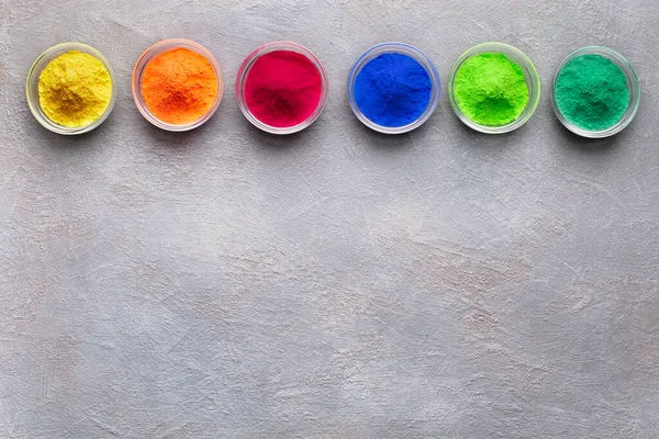 Багато яскравих кольорів у мисках на сірому фоні — стокове фото