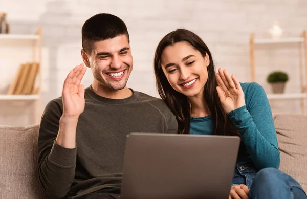 Gelukkig mooi paar het maken van video bellen op laptop — Stockfoto