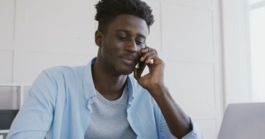 Afrikalı işadamı yeni ortaklarla telefonla görüşüyor