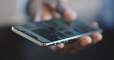 Afrikalı adam cep telefonuyla sosyal medya uygulamasını tarıyor, kapat