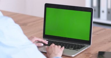 Yeşil renkli anahtar ekranlı dizüstü bilgisayarda ağ oluşturan kadın