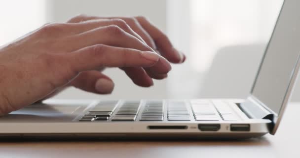 Νεαρή γυναικεία χέρια πληκτρολογώντας στο πληκτρολόγιο laptop — Αρχείο Βίντεο