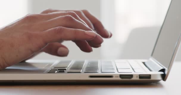 Joven manos femeninas escribiendo en el teclado del ordenador portátil — Vídeos de Stock