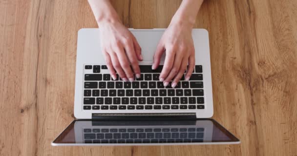 Young woman typing on laptop, chatting with business partners — Stock Video