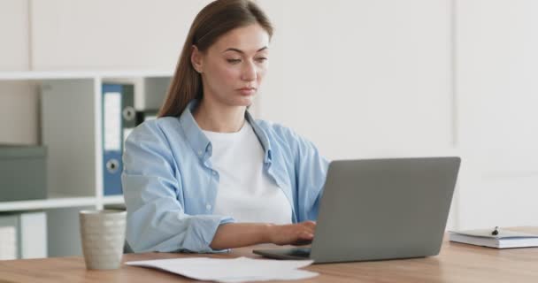 Secretaria mujer escribiendo informe financiero en el ordenador portátil en casa — Vídeos de Stock