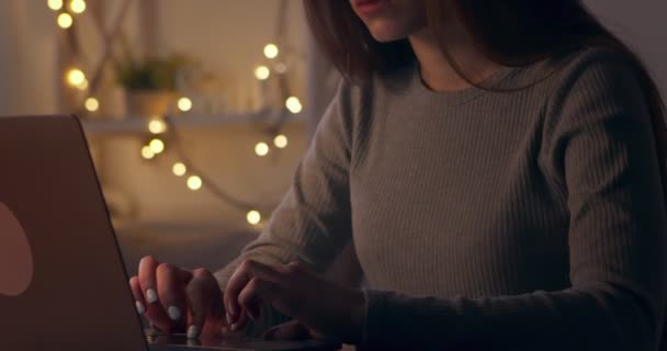 Schattig meisje werken op laptop thuis, het drinken van koffie — Stockvideo