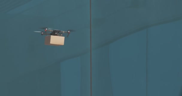 Dron doručuje balíček, létání v moderní městské oblasti — Stock video
