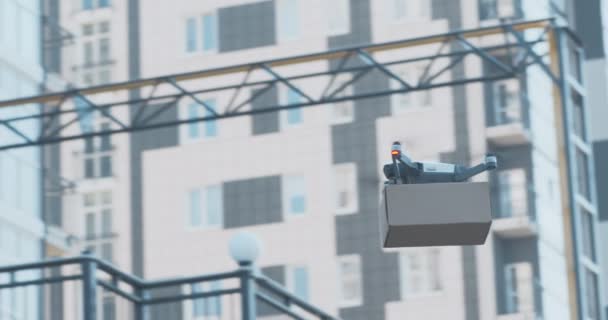 Беспилотник с продуктовой и медикаментозной посылкой летит в жилом районе — стоковое видео