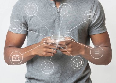 Adam uçan ağda akıllı telefon kullanıyor.