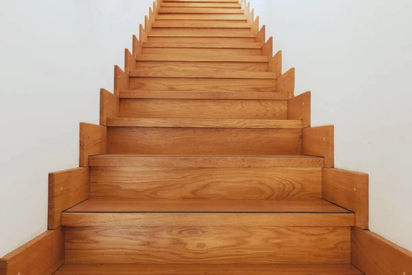 Escalera de madera y paredes blancas vista inferior —  Fotos de Stock